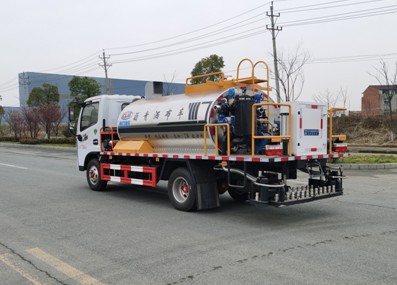 4.2立方智能型瀝青灑布車(chē) 4.2立方智能型瀝青灑布車(chē)